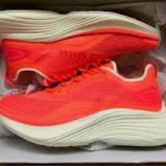 STREAMLINE RUNNING SHOE IN LASER RED /
PRISTINE / WHITE - Picture 2 of 2